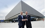 Bürgermeister Klaus Wowereit und Dr. Christian Göke, Vorsitzender der Geschäftsführung der Messe Berlin, vor dem CityCube Foto: Messe Berlin