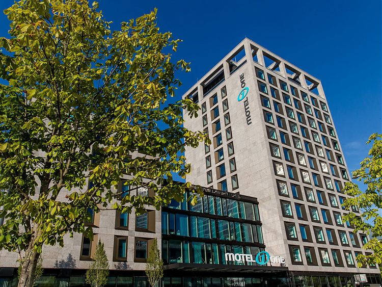 Roboter mit Lederhose im neuen Motel One in München » news | tma ...